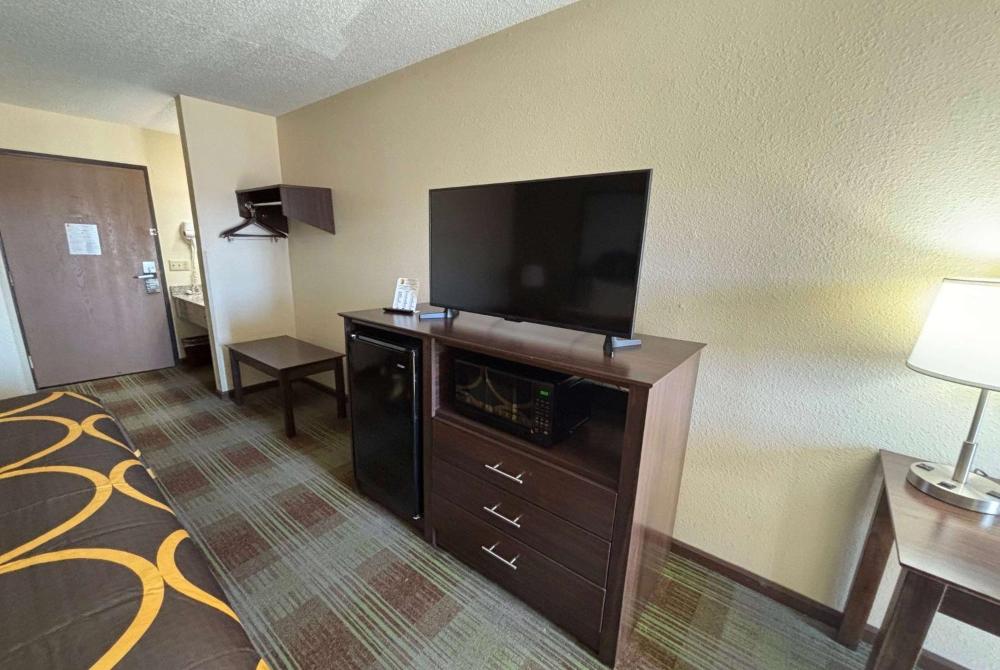 King Room - Non-Smoking interior