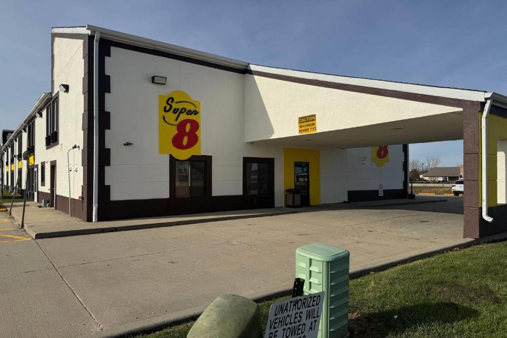 Super 8 by Wyndham Lincoln